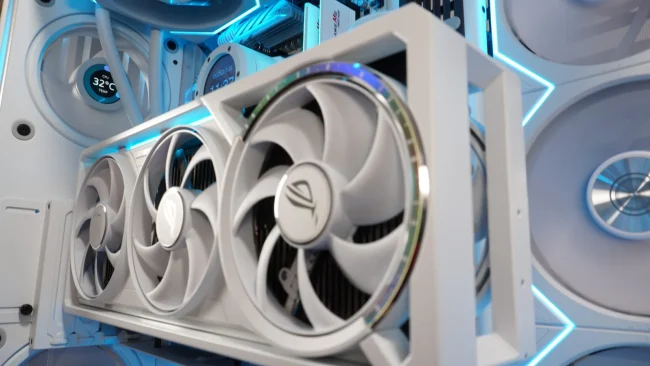 ASUS ROG Astral blanche – tests GPU Carte graphique ASUS ROG Astral blanche installée dans un PC